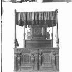 Üvegnegatív - ágy mennyezettel, a feje oldalán kétfejű sas, német, 17.század, Iparművészeti Múzeum