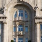 Épületfotó - a Gresham-palota (Budapest, Széchenyi István tér 5.) főhomlokzata – a központi rizalit részlete a Gresham-portréval