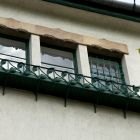 Épületfotó - a Zala-villa (Budapest, Ajtósi Dürer sor 25.) délkeleti homlokzatának részlete emeleti ablakokkal