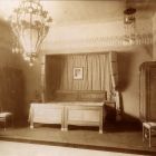 Kiállításfotó - Faragó Ödön tervezte hálószoba berendezése az Iparművészeti Társulat 1904. évi karácsonyi kiállításán
