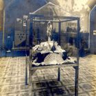 Kiállításfotó - csipkék és legyezők az 1906. évi Milánói Világkiállítás második magyar pavilonjának ún. galambos termében