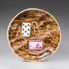 Tányér - Trompe l'oeil kártyalappal, rézmetszettel és faerezetet imitáló, ún. faux bois festéssel
