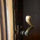 Épületfotó - a Vidor-ház (Budapest, Városligeti fasor 33.) egykori földszinti ebédlője – az egyik ablakkilincs
