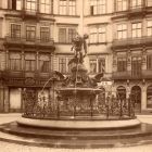 Fénykép - Robert Diez (1844-1922) szobrász, Paul Weidner (1843-1899) építész és Christian Albert Bierling: Libatolvaj-szökőkút, gránit, bronz,
1878-1880