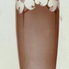 Fénykép - váza festett díszítéssel, négyszirmú fehér virágokkal