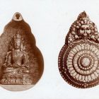 Fénykép - amulett fülbevaló, belsejében Manjushri Buddha ülő alakja, bronz, Tibet, XVIII. sz., Kilényi Hugó gyűjteménye