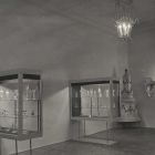 Kiállításfotó - cseh üvegtárgyak az Iparművészeti Múzeum 1961. évi 'Az üveg művészete' című kiállításán az ún.
rokokó-szobában