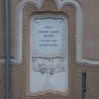 Épületfotó - a Gonda-ház (Budapest, Práter utca 9.) főhomlokzata-az építész emléktáblája