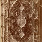 Fénykép - Julii Caprare in XII. Digestorum... című művének borítója, velencei bőrkötés bordás háttal és gazdagon aranyozott táblákkal, Basel,1560, Magyar Tudományos Akadémia