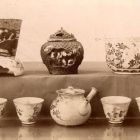 Fénykép - talpas váza, porcelán, Japán, XIX. sz.; kézmelegítő, színes cserép, Japán, 1820 körül; füles mély tál, színes porcelán, Kína (?), 1800 körül (?) és szencsa készlet, Kyoto Japán, XIX. sz. eleje