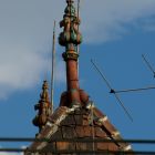 Épületfotó - a Zala-villa (Budapest, Ajtósi Dürer sor 25.) kerámia csúcsdísze a tetőn