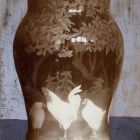 Fénykép - váza festett díszítéssel, fák alatt fehér kakas tyúkjaival