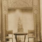 Kiállításfotó - függöny, ebédlőszék és asztalka az 1909-es Stockholmi Iparművészeti Kiállításon