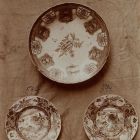 Fénykép - tál, japán modorú színes festérsű porcelán Bécs, 1740 körül és tányérok, színes festérű porcelán, Bécs, XVIII. sz. közepe, II. Ernst Aukció