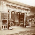 Kiállításfotó - a háziipari terem bejárata az 1906. évi Milánói Világkiállítás magyar pavilonjában a Nagy Sándor által festett kapuval