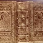 Fénykép - könyvtábla, bőr, bordázott gerinccel, dombornyomású díszítéssel, a bordaközökben is. Előlapján Luther Márton, hátlapján Philipp Melanchton félalakja, ”1569 ” évszámmal és ”Paulus Banffi ”
felirattal