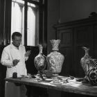 Fénykép - Nyíri Imre restaurátor itáliai majolika vázák restaurálása közben az Iparművészeti Múzeum
kerámiarestaurátor műhelyében