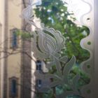 Épületfotó - a Földtani Intézet (Budapest, Stefánia út 14.) ablakának virágmintája