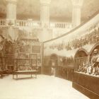 Kiállításfotó - az 1900. évi párizsi világkiállítás magyar pavilonjában kialakított huszár-terem műtárgyainak előzetes bemutatása az Iparművészeti Múzeumban