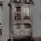Kiállításfotó - szalonszekrény az 1901-es szegedi iparművészeti kiállításon