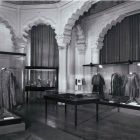 Kiállításfotó - főúri öltözetek az Iparművészeti Múzeum 1969. évi 'Az Esterházy kincsek' című kiállításán