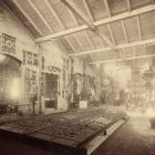 Enteriőrfotó - Jungfer Gyula Berzsenyi utcai lakatos-műterme, a budai királyi palota készülő kapurácsával