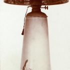 Fénykép - asztali lámpa, domborított virágdísszel, üvegmozaik ernyővel, Roockwoodi Fajanszgyár, 1900 k.